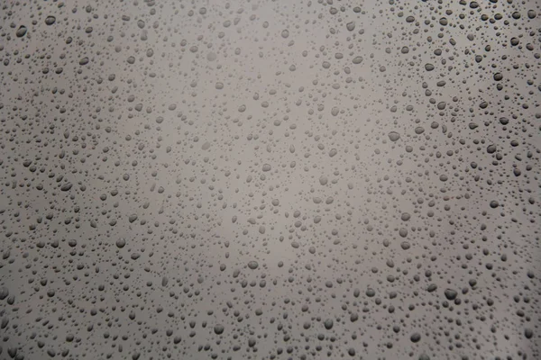 비는 차에 떨어집니다. 빗방울의 회색 배경입니다. 당신의 드를 위해 — 스톡 사진