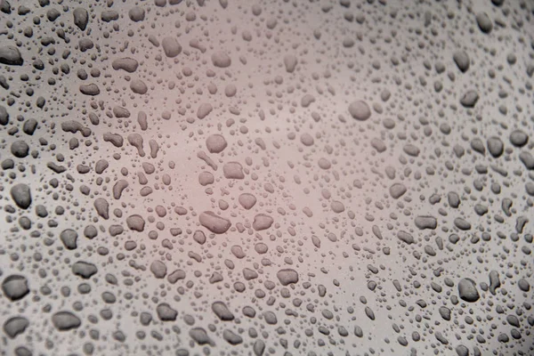 A chuva cai no carro. Fundo cinzento das gotas de chuva. Para o seu De — Fotografia de Stock