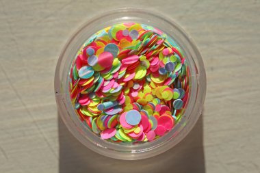 Bir Kavanoz çivi tasarımı için çok renkli Payetler. Glitter 