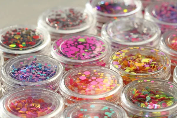 Lentejuelas multicolores para el diseño de clavos en un tarro. Glitter — Foto de Stock