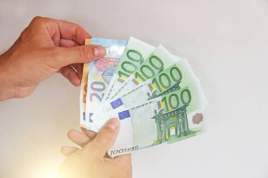 Adamın eli 100 euroyu tutuyor, onları düşünüyor ve ödüyor. Pape