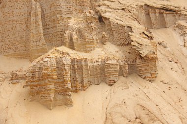 Mavi gökyüzü ve beyaz bulutlar ile güzel kum çöl. T tepeleri