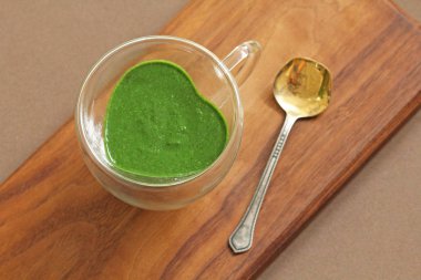 Ahşap arka planda ıspanak Smoothie. Meyve yeşil smoothies içinde 