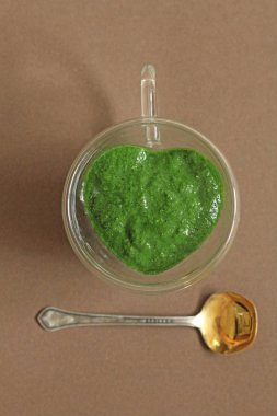 Ahşap arka planda ıspanak Smoothie. Meyve yeşil smoothies içinde 