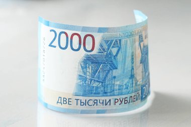 2000 bir banknot ile ruble. Yeni Rus banknot t