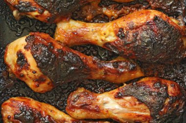 Baharat ve sarımsak ile ızgara tavuk bacakları. Çıtır kızarmış piliç