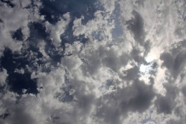 Mavi gökyüzü, beyaz bulutlar ve güneş