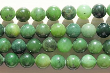 Doğal yeşil yeşim nefrite mineral taşları boncuk. Yeşil ve gras