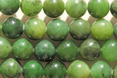 Doğal yeşil yeşim nefrite mineral taşları boncuk. Yeşil ve gras