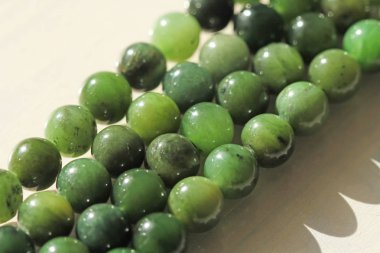 Doğal yeşil yeşim nefrite mineral taşları boncuk. Yeşil ve gras