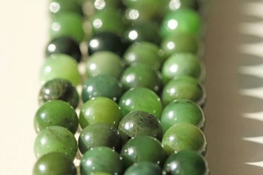 Doğal yeşil yeşim nefrite mineral taşları boncuk. Yeşil ve gras