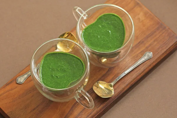 Spinach smoothie on wooden background. Fruit green smoothies in — Stock Photo, Image