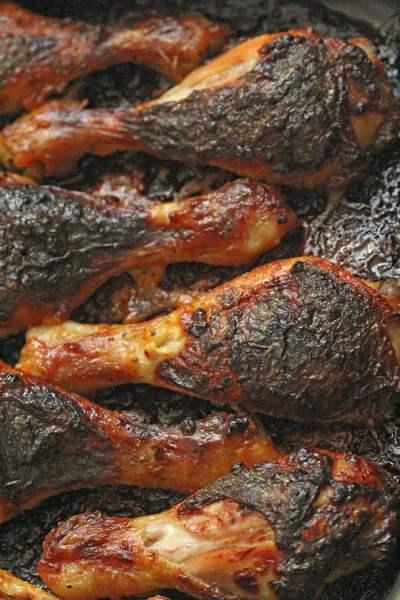 Grillezett csirke lábak fűszerekkel és fokhagymával. Ropogós sült csirke — Stock Fotó