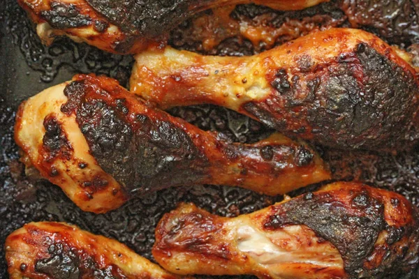 Gegrilde kippenpoten met kruiden en knoflook. Knapperige gebakken chicke — Stockfoto