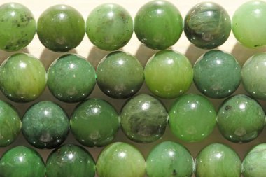 Doğal yeşil yeşim nefrite mineral taşları boncuk. Yeşil ve gras