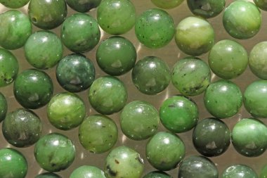 Doğal yeşil yeşim nefrite mineral taşları boncuk. Yeşil ve gras