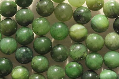 Doğal yeşil yeşim nefrite mineral taşları boncuk. Yeşil ve gras