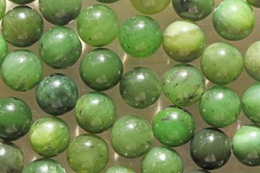 Doğal yeşil yeşim nefrite mineral taşları boncuk. Yeşil ve gras