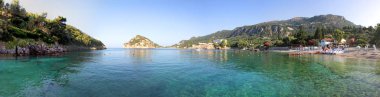 Paleokastritsa'da masmavi denizbulunan koy, isl üzerinde yukarıdan görünümü