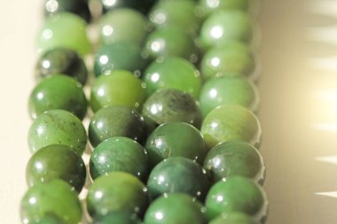 Doğal yeşil yeşim nefrite mineral taşları boncuk. Yeşil ve gras