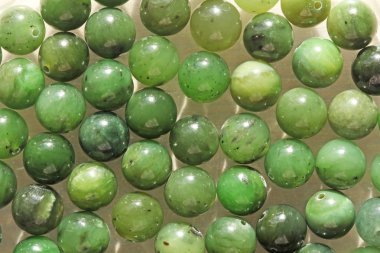Doğal yeşil yeşim nefrite mineral taşları boncuk. Yeşil ve gras