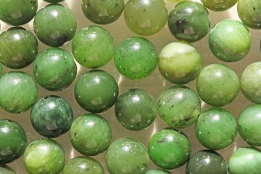 Doğal yeşil yeşim nefrite mineral taşları boncuk. Yeşil ve gras