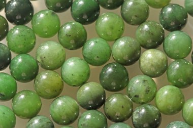 Doğal yeşil yeşim nefrite mineral taşları boncuk. Yeşil ve gras