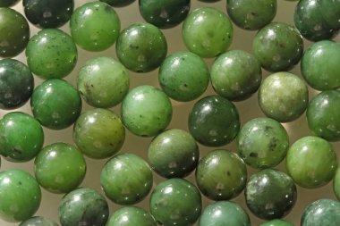 Doğal yeşil yeşim nefrite mineral taşları boncuk. Yeşil ve gras