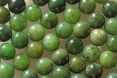 Doğal yeşil yeşim nefrite mineral taşları boncuk. Yeşil ve gras