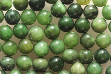 Doğal yeşil yeşim nefrite mineral taşları boncuk. Yeşil ve gras