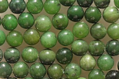 Doğal yeşil yeşim nefrite mineral taşları boncuk. Yeşil ve gras