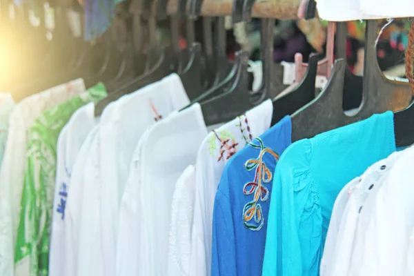 Kleidung Indien hängt an Kleiderbügeln und wird verkauft. weißer und blauer Cotto — Stockfoto