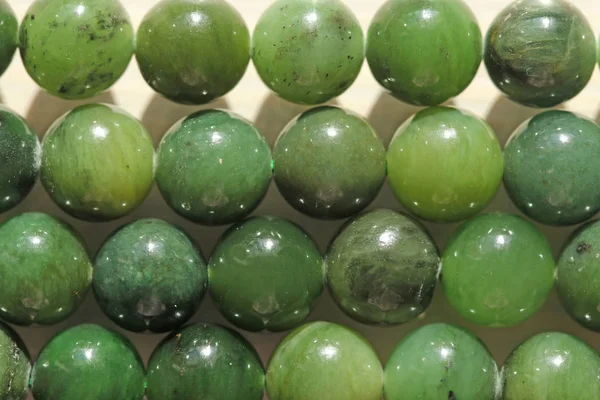 Doğal yeşil yeşim nefrite mineral taşları boncuk. Yeşil ve gras