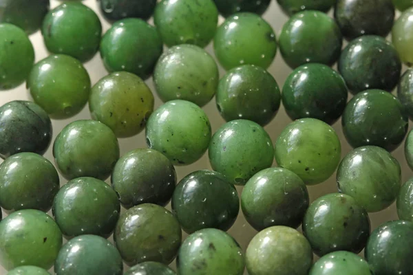 Doğal yeşil yeşim nefrite mineral taşları boncuk. Yeşil ve gras