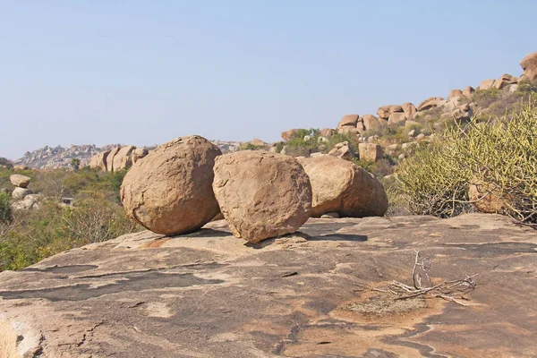 Hampi'de büyük taşlar, Karnataka, Hindistan.
