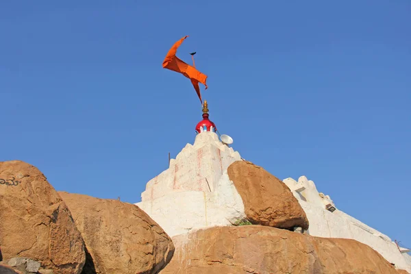 Templo Hanuman e uma bandeira vermelha a tremer. Hampi, Karnataka, Indi — Fotografia de Stock