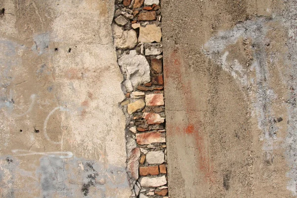 Bakstenen muur. Oude schilferige witte verf peeling uit een grungy gekraakt w — Stockfoto