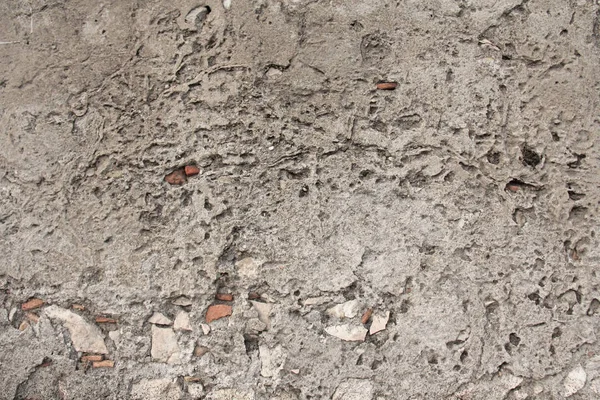 Pared de ladrillo. Vieja pintura blanca escamosa despegando de un gruñón agrietado w — Foto de Stock