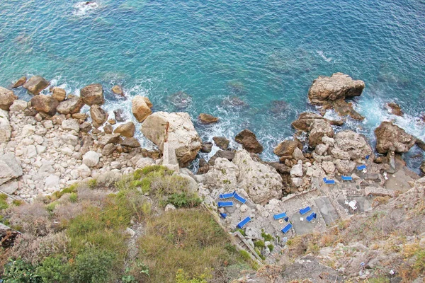 Vista de cima sobre o mar e pedras ou rochas na cidade de Ta — Fotografia de Stock