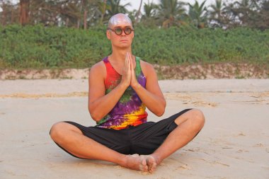 Parlak giysiler ve yuvarlak gözlük kel adam ucube bir ucube baba