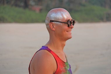 Parlak giysiler ve yuvarlak gözlük kel adam ucube bir ucube baba