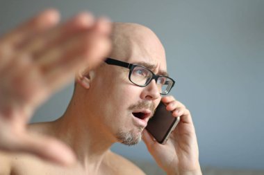 Siyah gözlüklü genç yakışıklı adam telefonda konuşuyor. Büyük