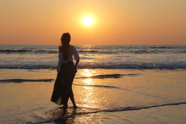 Fotoğraf Hindistan, Goa yapılan. Backg karşı bir kızın silueti