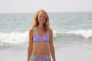 Genç ve güzel bir kız, güneş gözlüğü takan, güzel bir s