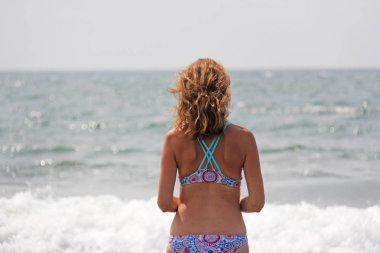 Genç ve güzel bir kız, güneş gözlüğü takan, güzel bir s