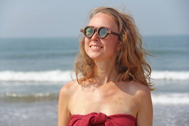 Kırmızı elbise ve sarı saçlı güzel kız ucube, backg üzerinde