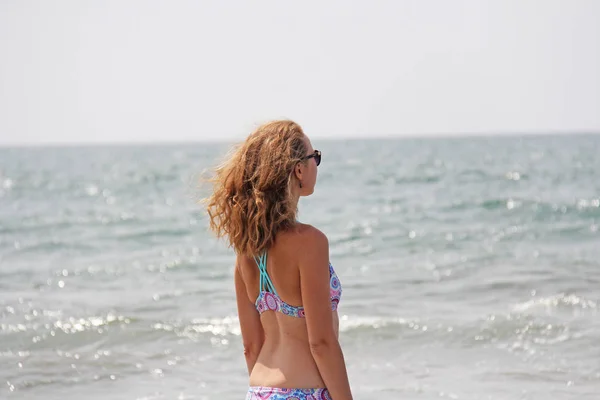 Ein junges und schönes Mädchen, mit Sonnenbrille, in einem schönen s — Stockfoto