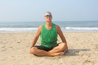 Kel ve sıradışı bir genç adam, bir ucube, parlak kel kafası ile bir