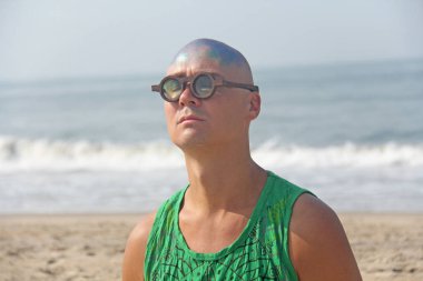 Kel ve sıradışı bir genç adam, bir ucube, parlak kel kafası ile bir