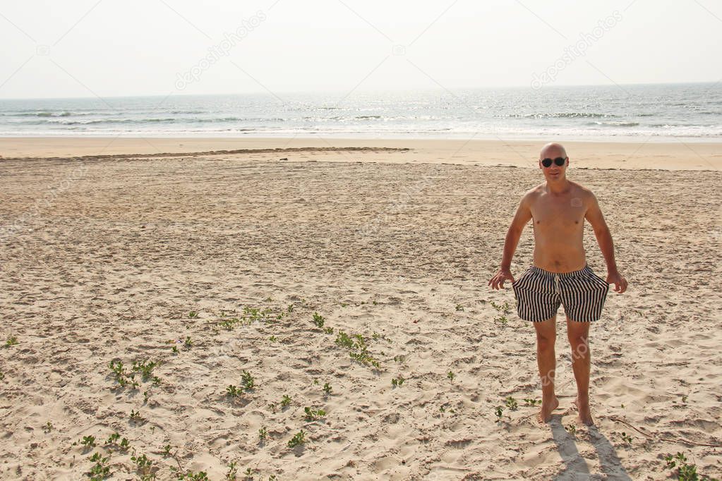 Dicker mann am strand